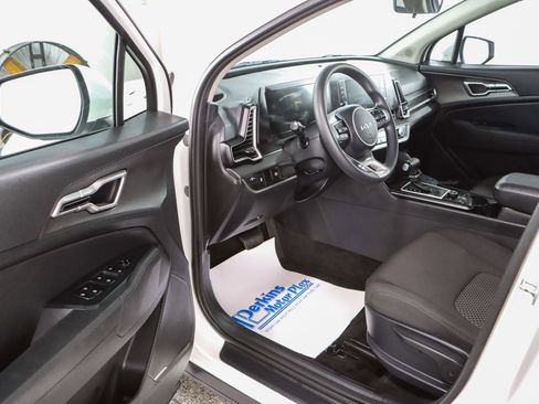 Used 2024 Kia Sportage LX FWD image 3