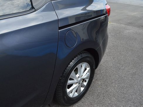 Used 2016 Kia Sedona LX w/ LX Convenience Package FWD image 4