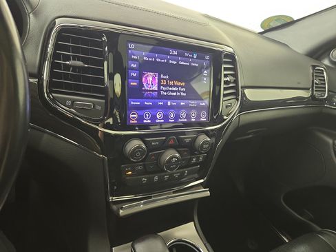 Used 2019 Jeep Grand Cherokee Overland AWD/4WD image 24