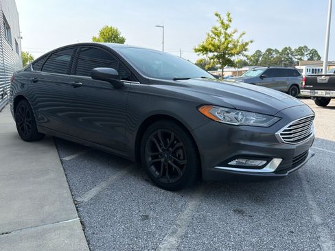 Used 2018 Ford Fusion SE w/ Equipment Group 201A FWD image 4