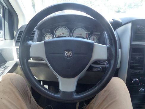 Used 2010 Dodge Grand Caravan SXT FWD image 21