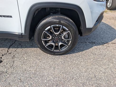 Used 2025 Jeep Compass Trailhawk AWD/4WD image 9
