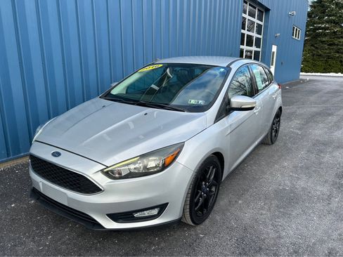 Used 2016 Ford Focus SE w/ Equipment Group 201A image 2