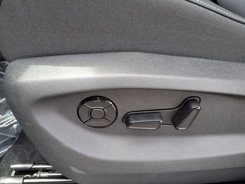 New 2026 Volkswagen Tiguan SE image 11