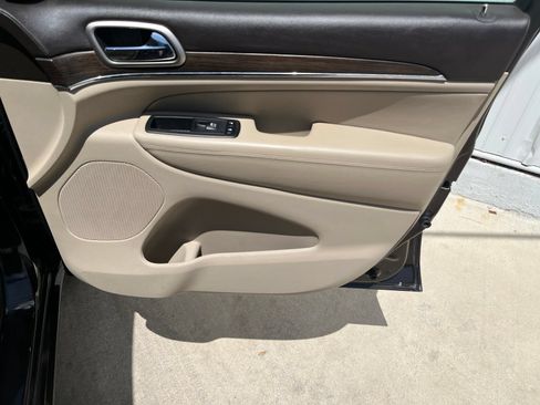 Used 2017 Jeep Grand Cherokee Overland RWD image 17