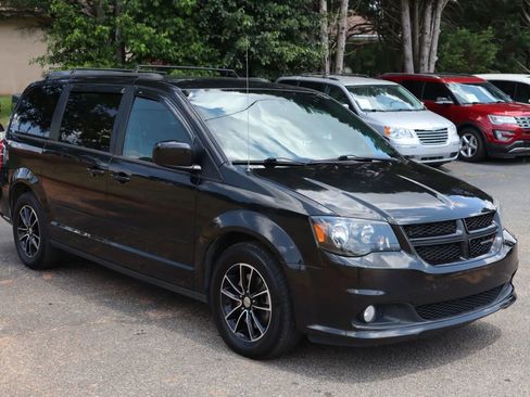 Used 2017 Dodge Grand Caravan GT image 3