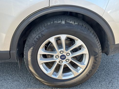 Used 2021 Ford Escape SE image 3