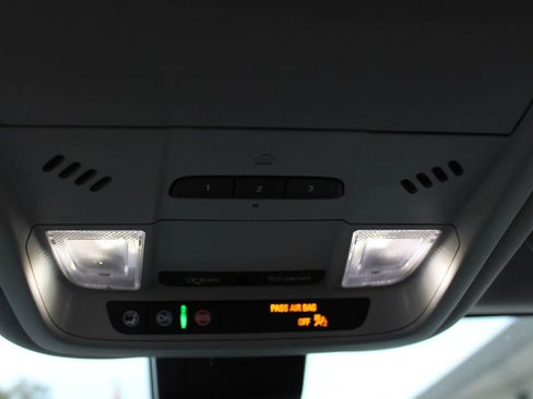 Used 2024 GMC Terrain SLT image 25