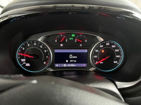 Used 2021 Chevrolet Traverse LT image 24