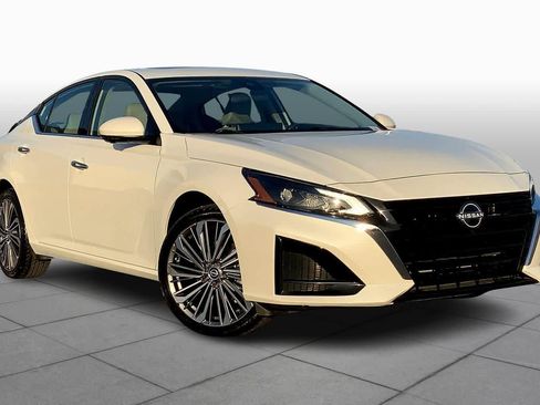 Used 2023 Nissan Altima 2.5 SL image 2