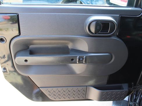 Used 2010 Jeep Wrangler Unlimited Sahara image 11