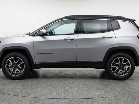 Used 2025 Jeep Compass Trailhawk image 4