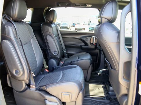 Used 2026 Toyota Sienna Limited FWD image 10