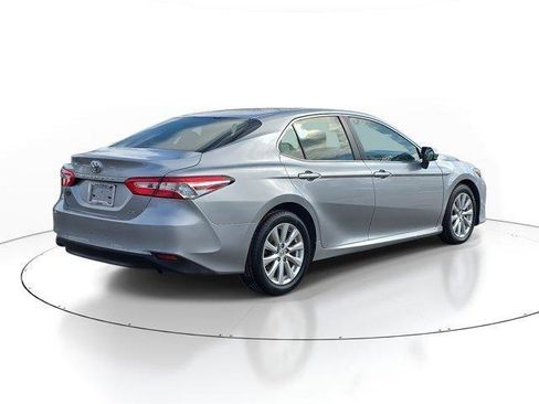 Used 2018 Toyota Camry LE image 4