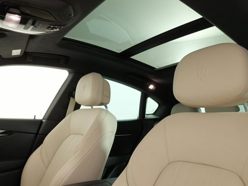 Used 2018 Maserati Levante image 32