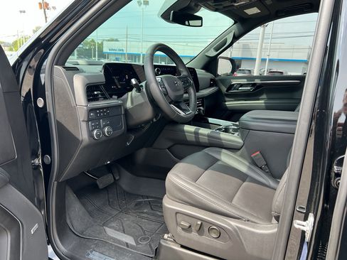 Used 2025 Chevrolet Tahoe Z71 w/ Comfort Package AWD/4WD image 9