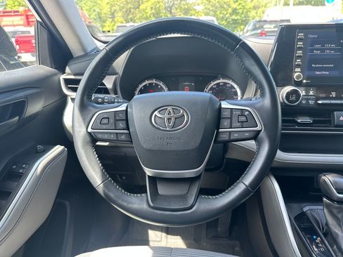 Used 2022 Toyota Highlander LE AWD/4WD image 14