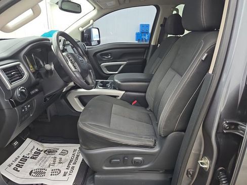 Used 2017 Nissan Titan SV image 9