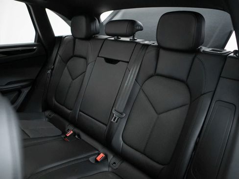 Certified 2024 Porsche Macan AWD/4WD image 36