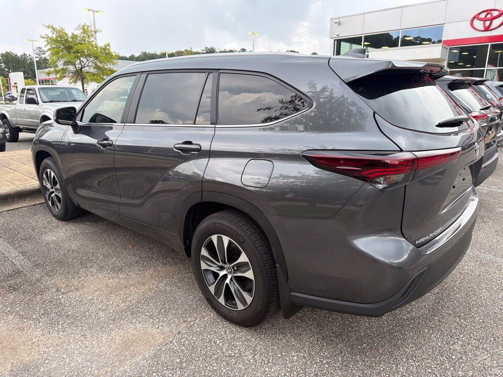 Used 2025 Toyota Highlander XLE FWD image 2