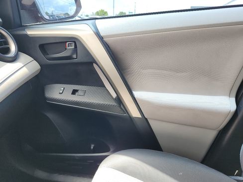 Used 2013 Toyota RAV4 LE FWD image 29