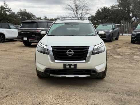 Used 2024 Nissan Pathfinder Platinum image 2