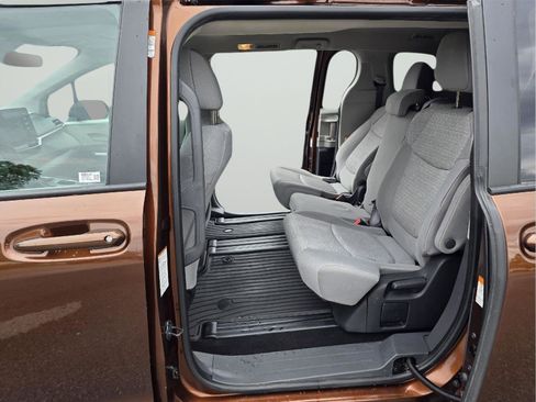Used 2022 Toyota Sienna LE image 12
