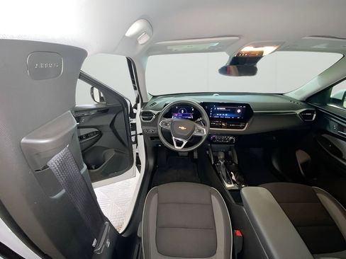 Used 2024 Chevrolet TrailBlazer LT w/ LT Cold Weather Package FWD image 38