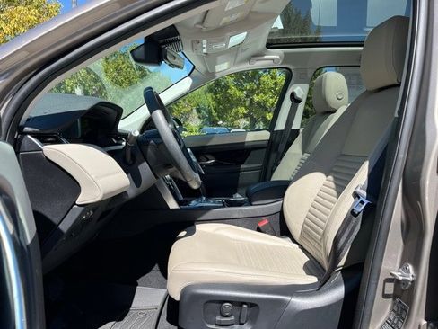 Used 2023 Land Rover Discovery Sport SE image 6
