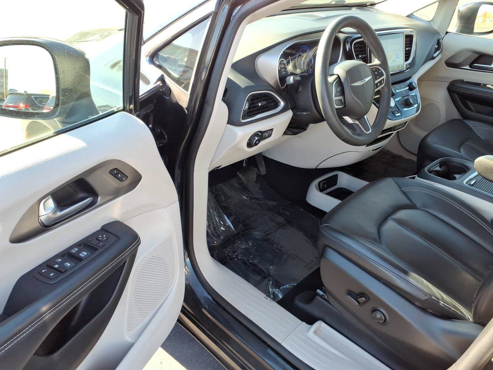 Used 2023 Chrysler Pacifica Touring-L FWD image 10