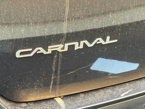 Used 2024 Kia Carnival EX image 8