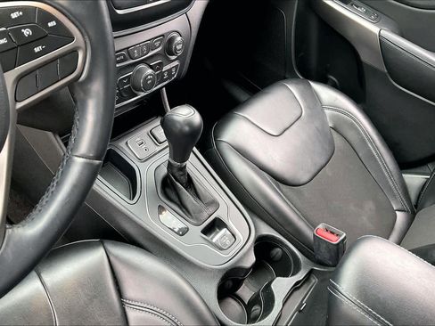 Used 2019 Jeep Cherokee Latitude Plus image 16