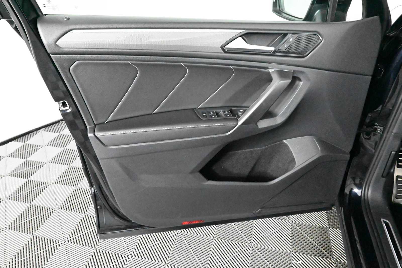 Certified 2023 Volkswagen Tiguan SE R-Line FWD image 18