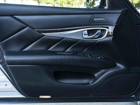 Used 2018 INFINITI Q70 Luxe RWD image 37