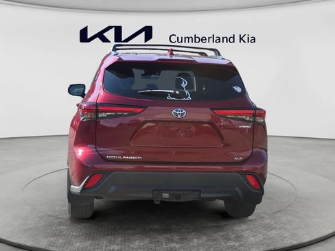 Used 2021 Toyota Highlander XLE AWD/4WD image 4