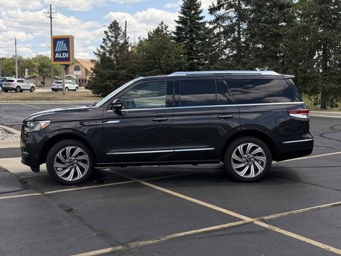Used 2023 Lincoln Navigator Reserve AWD/4WD image 6