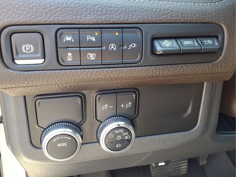 Used 2022 GMC Yukon XL Denali image 12