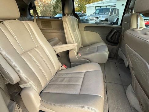 Used 2014 Chrysler Town & Country Touring-L w/ Driver Convenience Group image 17