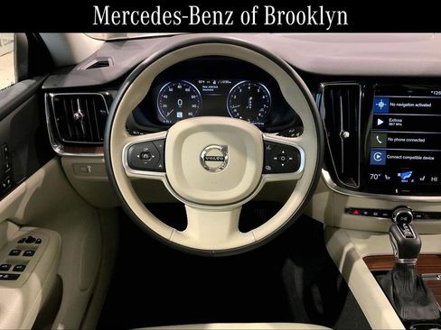 Used 2021 Volvo S60 T5 Momentum image 5