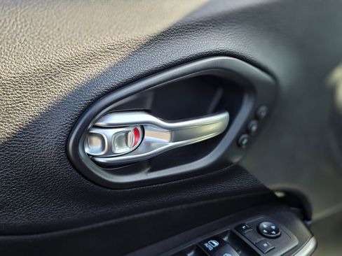 Used 2019 Jeep Cherokee Limited FWD image 25