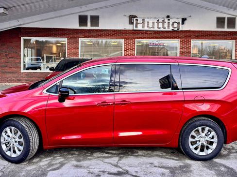 New 2026 Chrysler Pacifica Select image 2