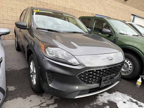 Used 2022 Ford Escape SE w/ Cold Weather Package image 2