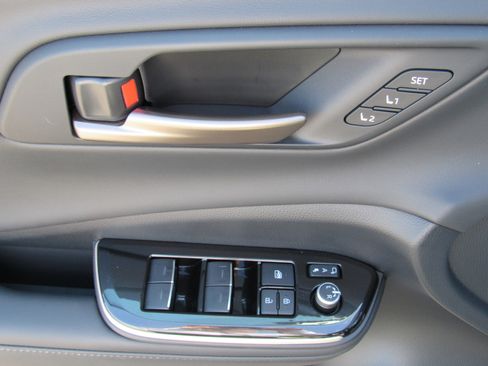 Used 2026 Toyota Crown Platinum image 13