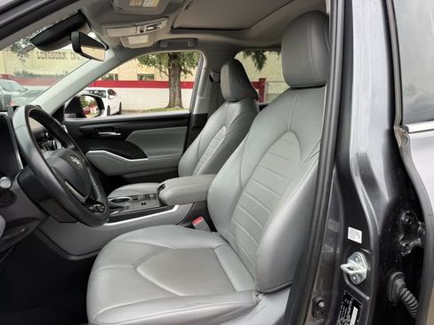 Used 2021 Toyota Highlander XLE FWD image 28