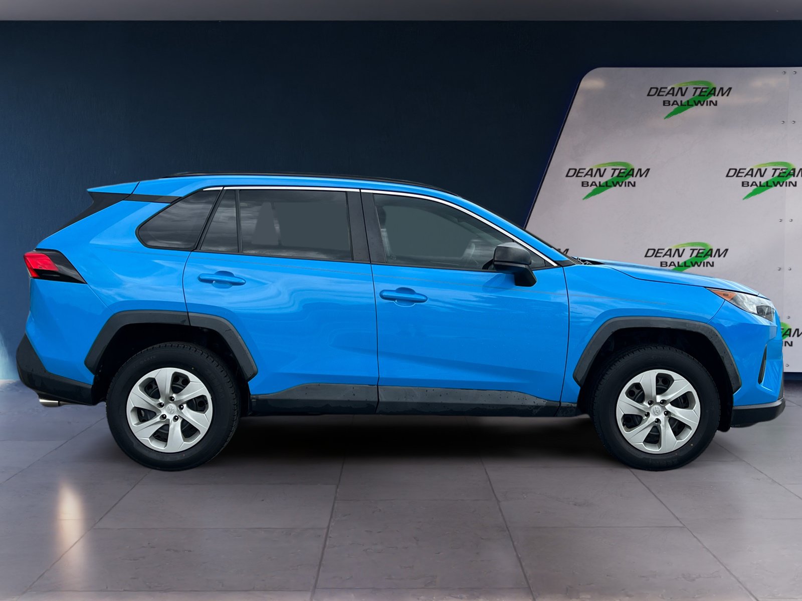 Used 2019 Toyota RAV4 LE FWD image 9