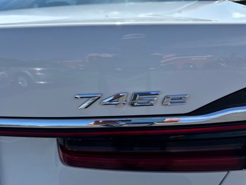 Used 2020 BMW 745e xDrive AWD/4WD image 10
