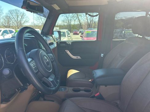 Used 2014 Jeep Wrangler Unlimited Sahara w/ Connectivity Group AWD/4WD image 18