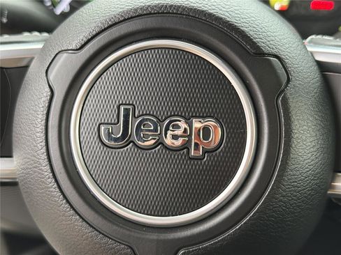 Used 2025 Jeep Wrangler Sahara image 24