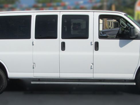 Used 2017 Chevrolet Express 3500 LT w/ LT Preferred Equipment Group RWD image 3