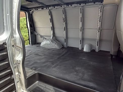 Used 2018 Chevrolet Express 2500 w/ Driver Convenience Package RWD image 27